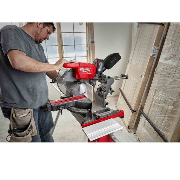 M18 FUEL&trade; 12 in. Dual Bevel Sliding Compound Miter Saw image number 2
