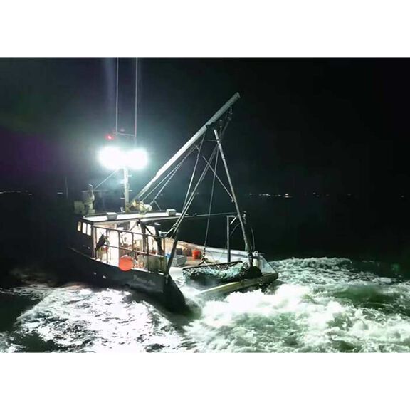 Lightship 100, 13,300 Lumen LED Spotlight, Black image number 1