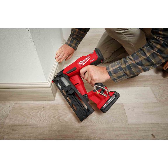 M18 FUEL&trade; 16 Gauge Angled Finish Nailer Kit image number 2