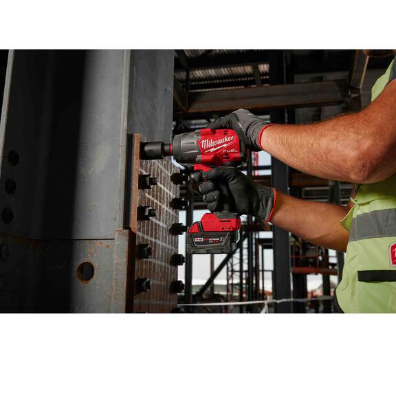 M18 FUEL&trade; 1/2" High Torque Impact Wrench with Friction Ring REDLITHIUM&trade; FORGE&trade; Kit image number 2