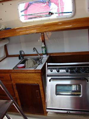 Stove gimbal in action while the sailboat is heeling