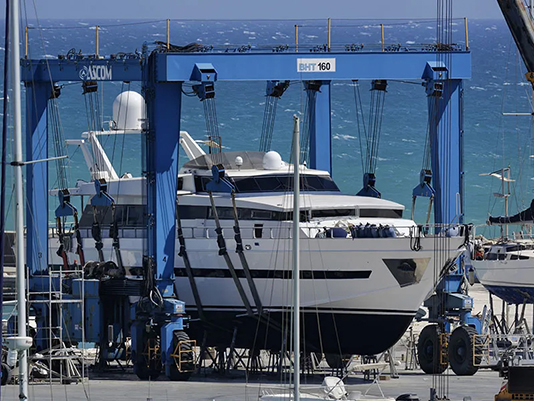 boat transport overseas, international boat transporters, Yacht on lift