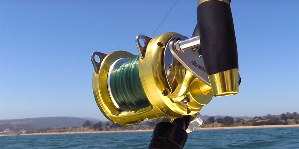 Conventional fishing reel mounted on an offshore trolling rod